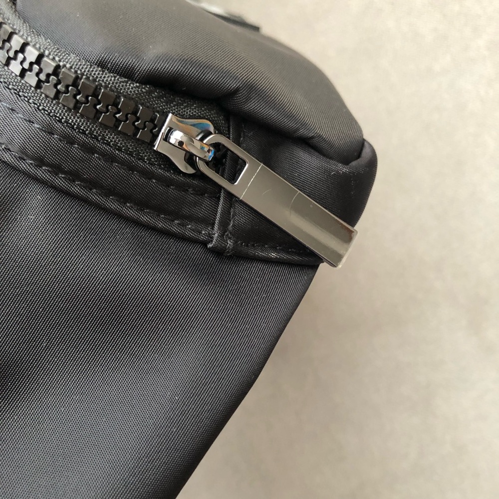 Alo Yoga Explorer Fanny Pack Black - Picture 9 of 15